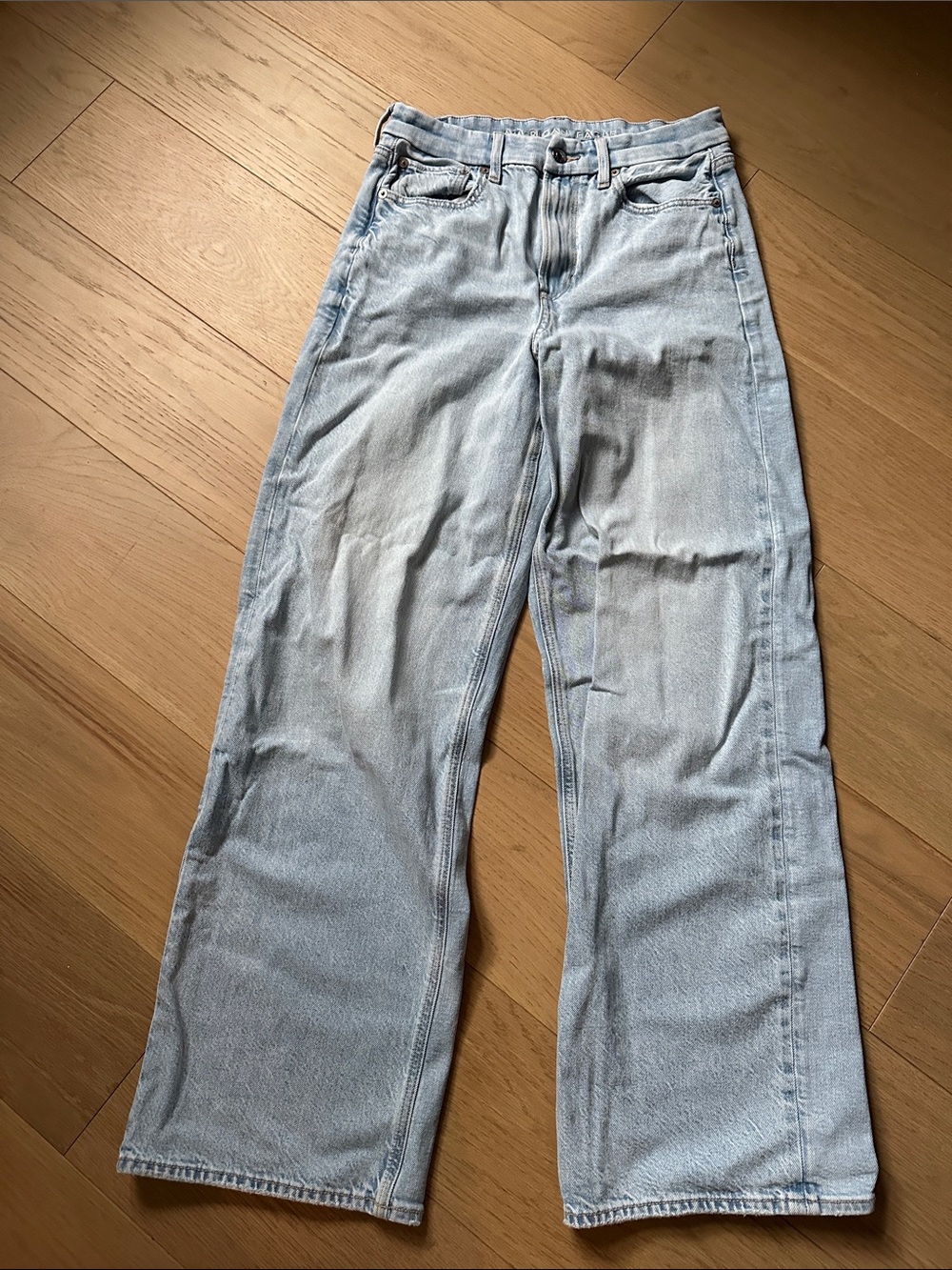 American Eagle Strigid Light Wash Wide Leg High-Waisted Jean